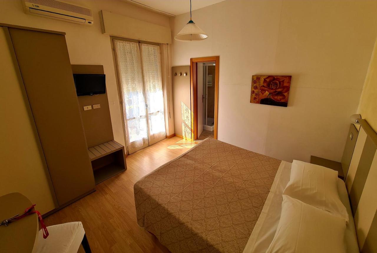 Hotel Camelia Римини Екстериор снимка
