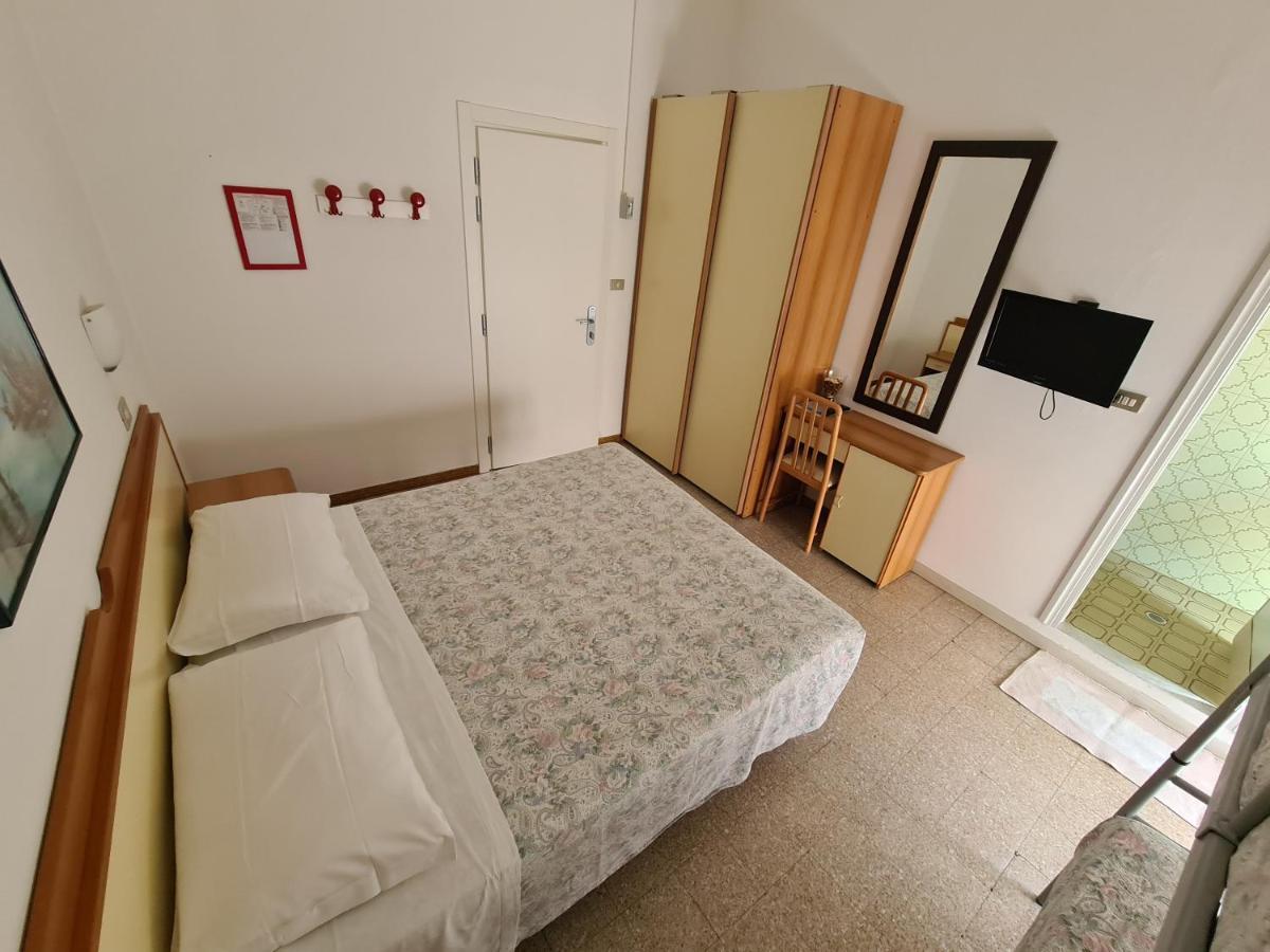 Hotel Camelia Римини Стая снимка