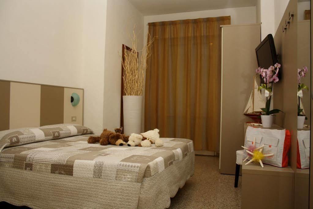 Hotel Camelia Римини Екстериор снимка